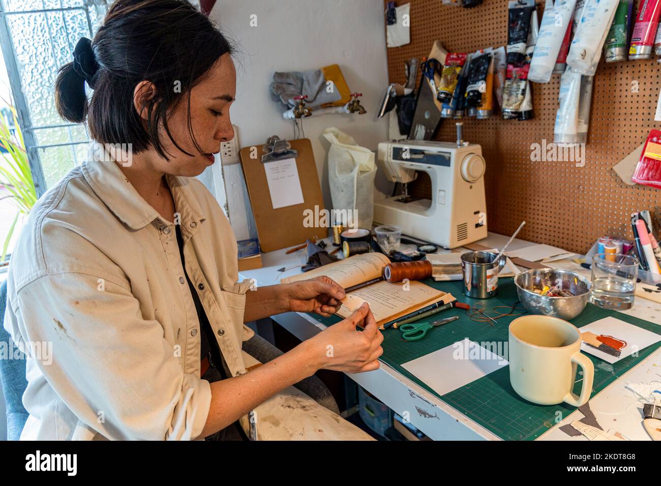 Künstlerworkshop. Leinwand, Farbe, Pinsel, Palettenmesser liegen auf dem Tisch. Stockfoto