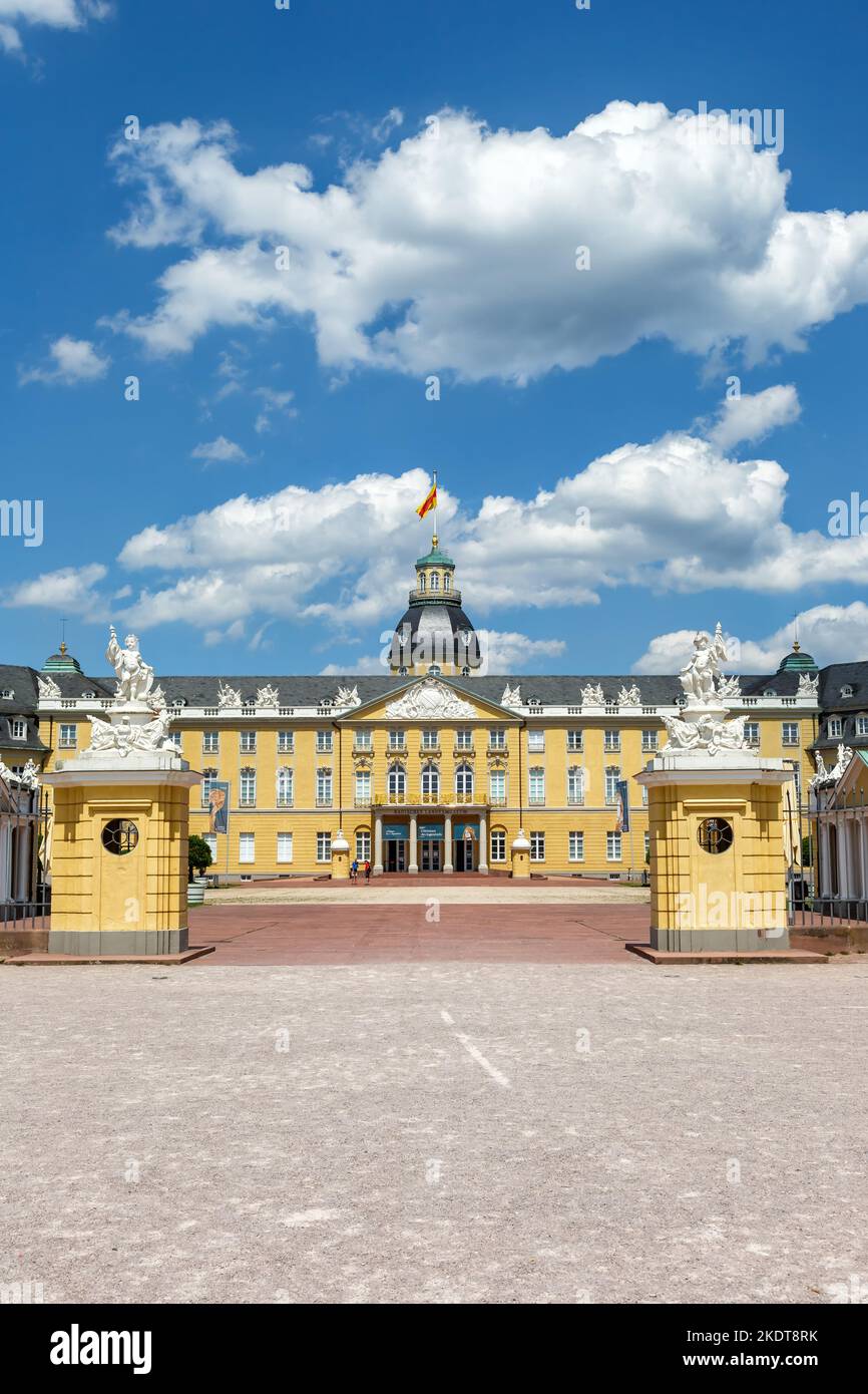 Karlsruhe, Deutschland - 30. Juni 2022: Schloss Karlsruhe Barockschloss Residenz Travel Portrait Architektur In Karlsruhe, Deutschland. Stockfoto