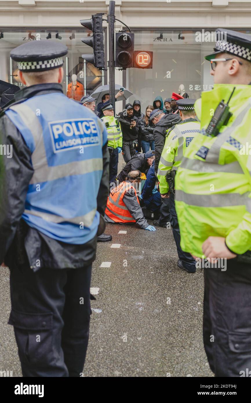 London, Großbritannien. 20.. Oktober 2022. Just Stop Oil-Aktivisten klebten ihre Hände und befestigten sich an Metallrohren an der Brompton Road vor Harrods Stockfoto