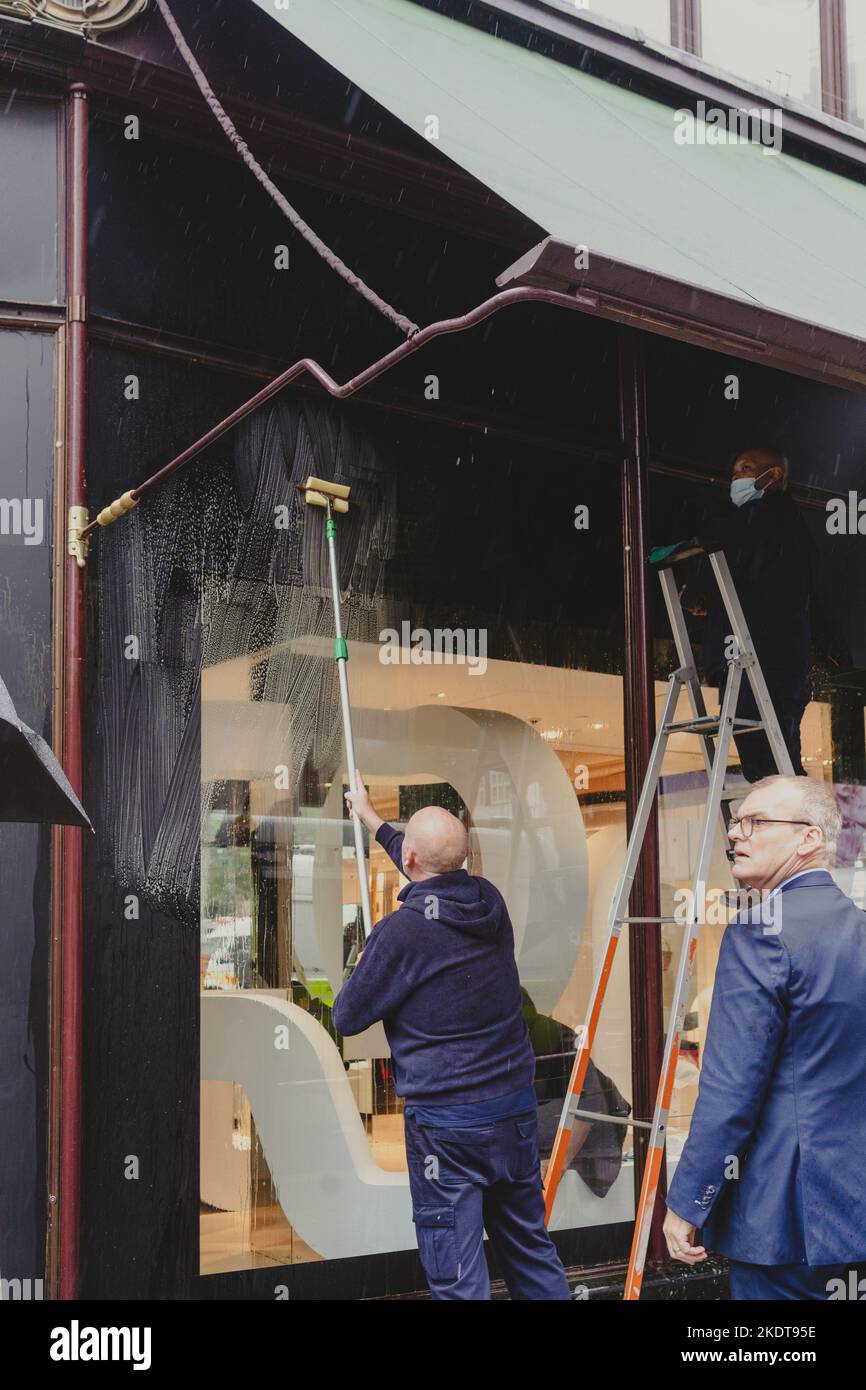 London, Großbritannien. 20.. Oktober 2022. Just Stop Oil-Aktivisten klebten ihre Hände und befestigten sich an Metallrohren an der Brompton Road vor Harrods Stockfoto