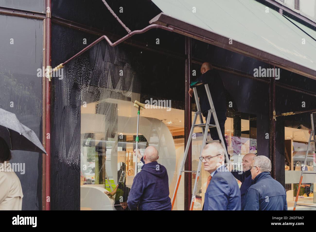 London, Großbritannien. 20.. Oktober 2022. Just Stop Oil-Aktivisten klebten ihre Hände und befestigten sich an Metallrohren an der Brompton Road vor Harrods Stockfoto