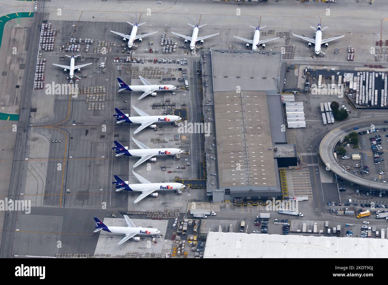 FedEx Cargo-Flugrampe am Flughafen Los Angeles, ein Drehkreuz für FedEx-Flugzeuge. Federal Express-Flugzeuge an der Frachtrampe des Flughafens LAX. Stockfoto