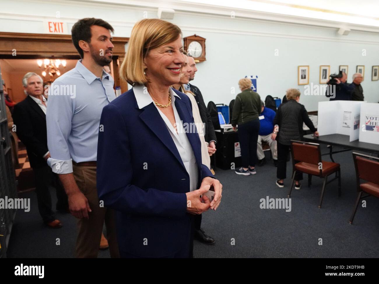 Ladue, Usa. 08.. November 2022. Die hoffnungsvolle Trudy Busch Valentine des US-Senats kommt mit ihrer Familie am Dienstag, dem 8. November 2022, im Rathaus von Ladue, Missouri, an, um ihre Stimme abzugeben. Busch Valentine, ein Demokrat, fordert den Justizminister von Missouri, Eric Schmitt, für den bald freien Sitz im Senat der Vereinigten Staaten an, da Senator Roy Blunt den Ruhestand plant. Foto von Bill Greenblatt/UPI Credit: UPI/Alamy Live News Stockfoto