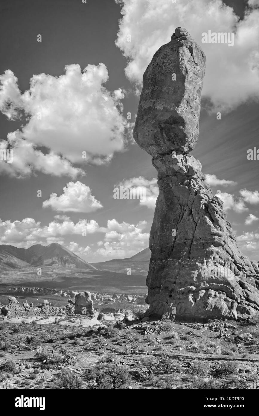 Balanced Rock im Arches National Park, Utah: Schwarz-weißes Bild des legendären Balanced Rock, der dreizehn Stockwerke über dem Boden thront. Stockfoto