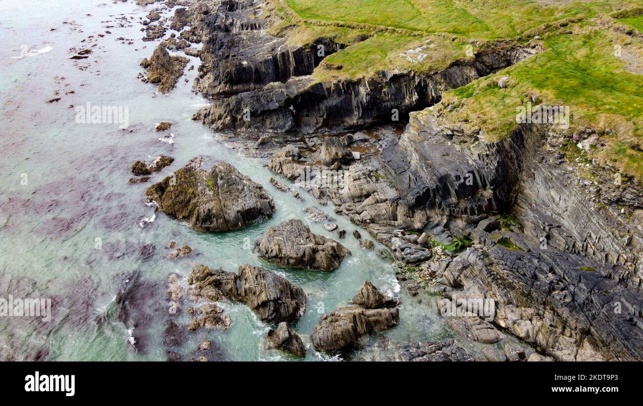Landschaften auf dem Wild Atlantic Way, Irland. Natürliche Attraktionen Nordeuropas. Küstenklippen des Atlantischen Ozeans. Steinriff und Meerwasser. Stockfoto
