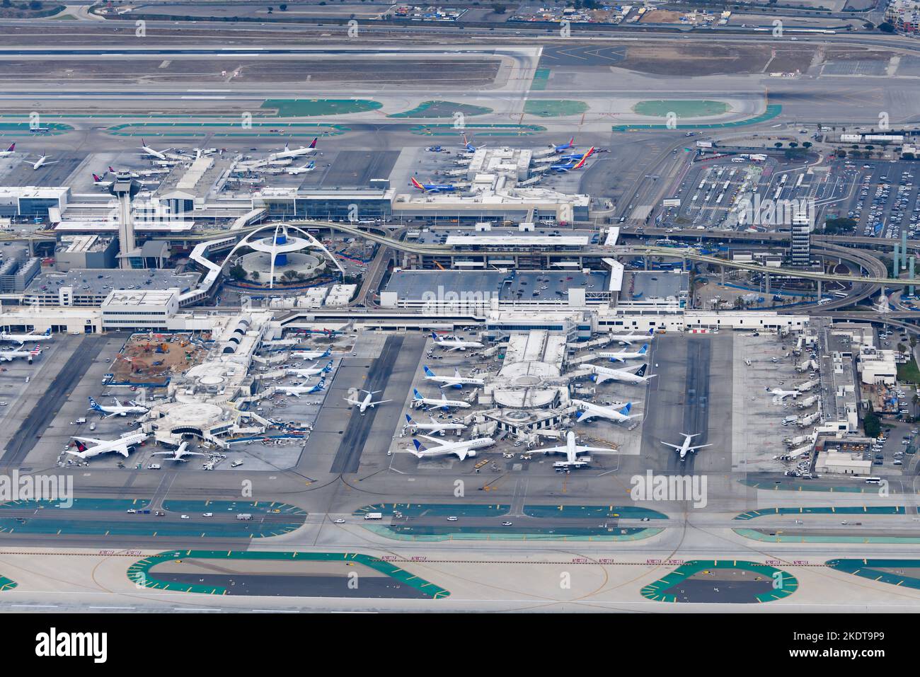 Los Angeles International Airport Luftaufnahme mit mehreren Terminals, LAX-Themengebäude und Rollbahnen. Überblick über den Flughafen LAX/KLAX in CA, USA. Stockfoto
