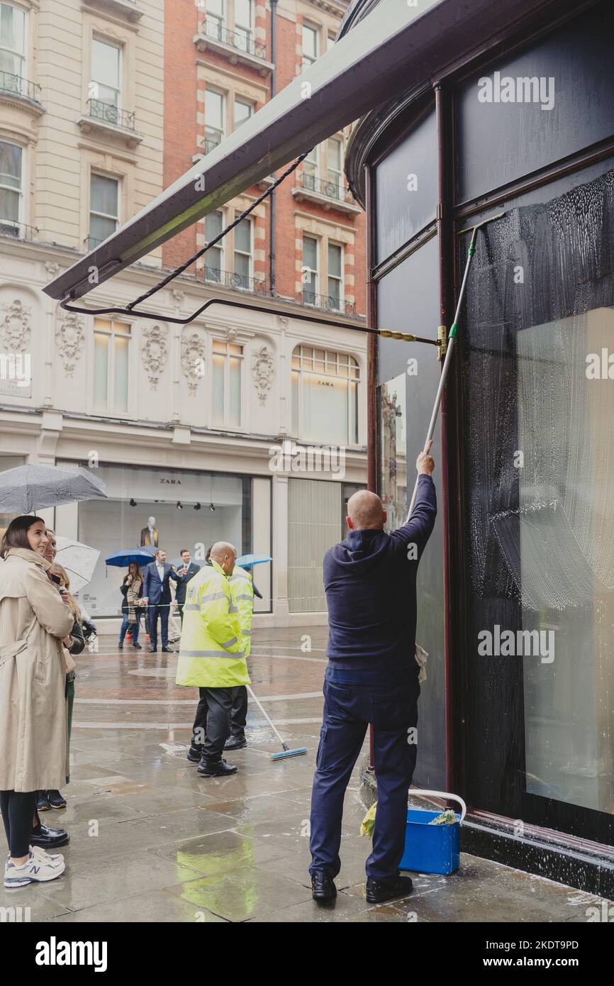 London, Großbritannien. 20.. Oktober 2022. Just Stop Oil-Aktivisten klebten ihre Hände und befestigten sich an Metallrohren an der Brompton Road vor Harrods Stockfoto