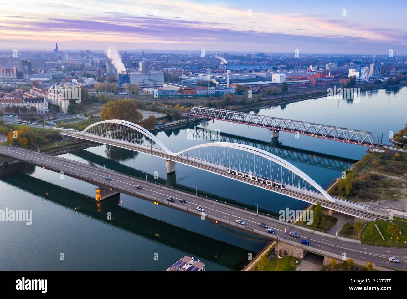 Kehl, Deutschland - 29. Oktober 2021: Brücken Rheinbrücke Zwischen Deutschland Und Frankreich Luftaufnahme In Kehl, Deutschland. Stockfoto