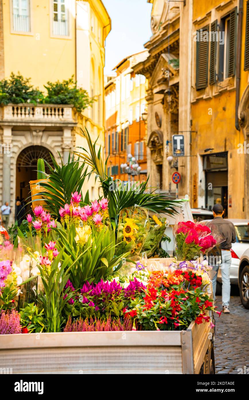 Kleiner Lieferwagen mit frischen Blumen in Rom, Italien. Stockfoto