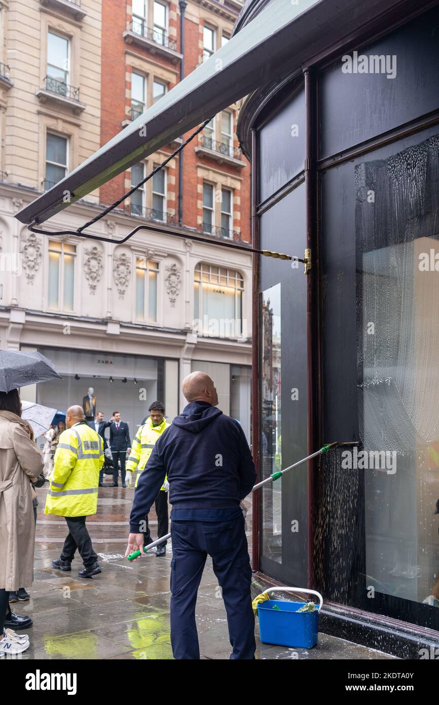 London, Großbritannien. 20.. Oktober 2022. Just Stop Oil-Aktivisten klebten ihre Hände und befestigten sich an Metallrohren an der Brompton Road vor Harrods Stockfoto