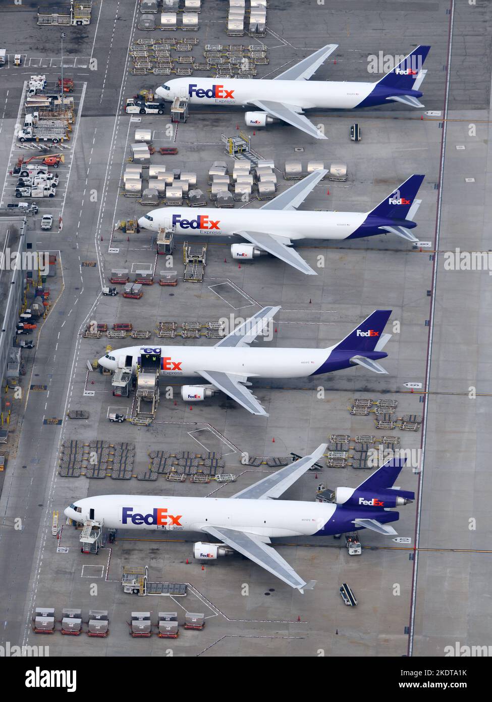 FedEx Cargo mehrere Flugzeuge stehen am Frachtzentrum am Flughafen LAX bereit. FedEx-Flugzeuge an der Rampe. Stockfoto