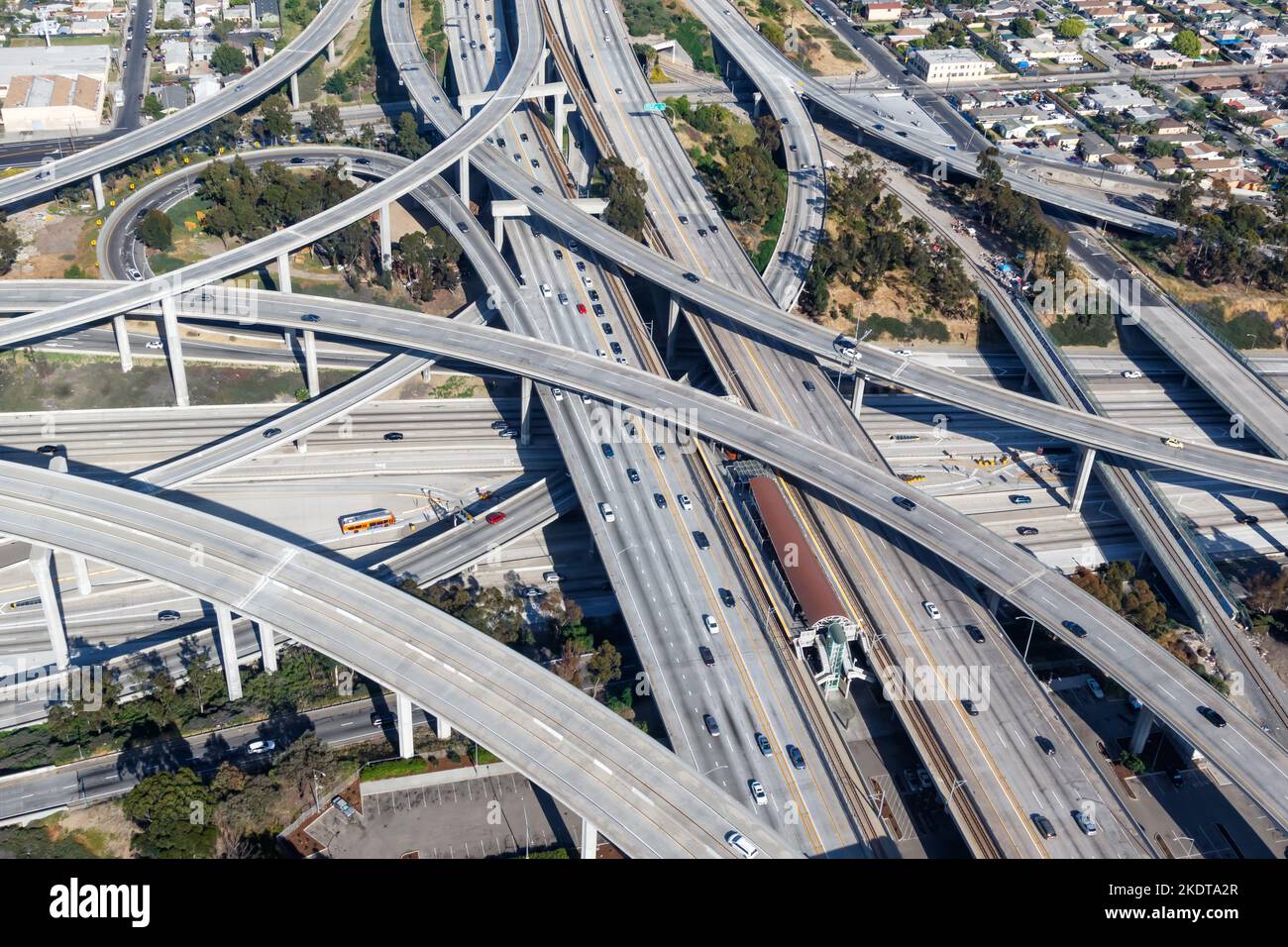 Los Angeles, USA - 14. April 2019: Century Harbor Freeway Interchange Highway America Verkehrsstraßen Luftaufnahme in Los Angeles, USA. Stockfoto