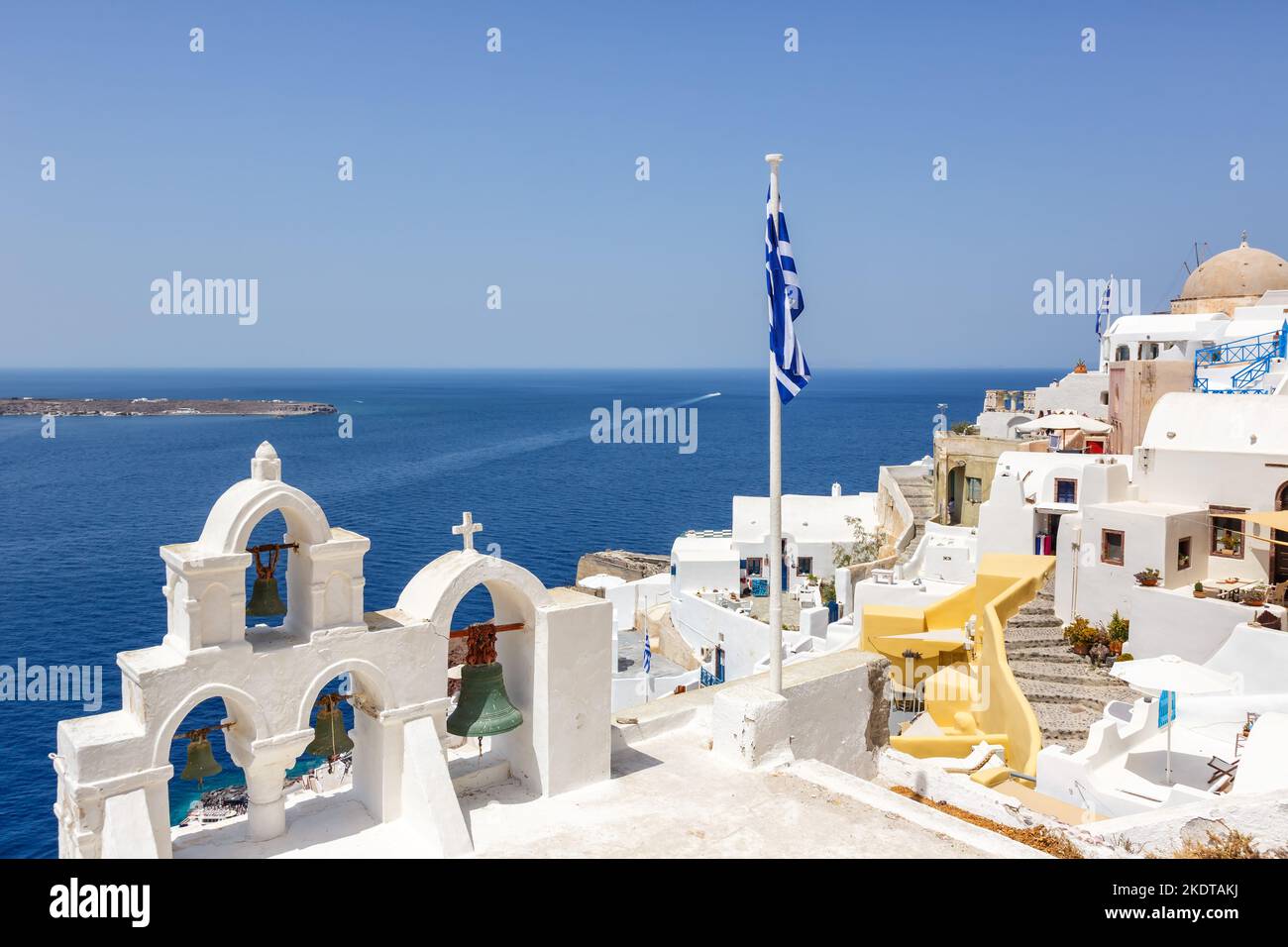 Santorini, Griechenland - 5. August 2021: Santorini Island Urlaubsstadt Oia Am Mittelmeer Mit Kirche In Santorini, Griechenland. Stockfoto