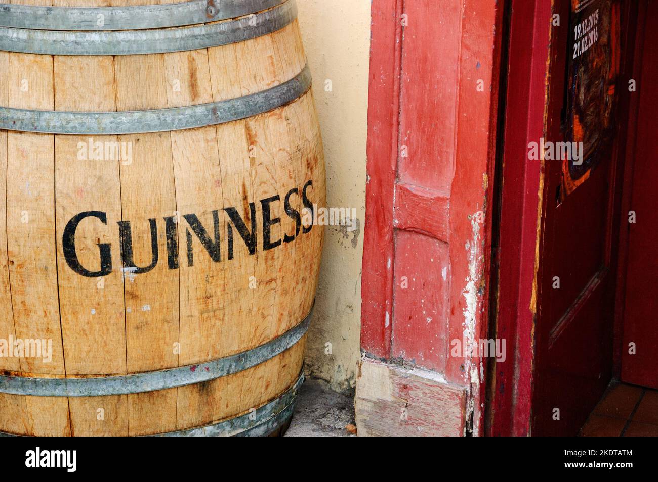 METZ, FRANKREICH - 19. DEZEMBER 2015: Guinness-Bier-Holzfass (dient als Tisch) am Eingang zur Bar. Guinness ist weltberühmter irischer Trockenstout Stockfoto