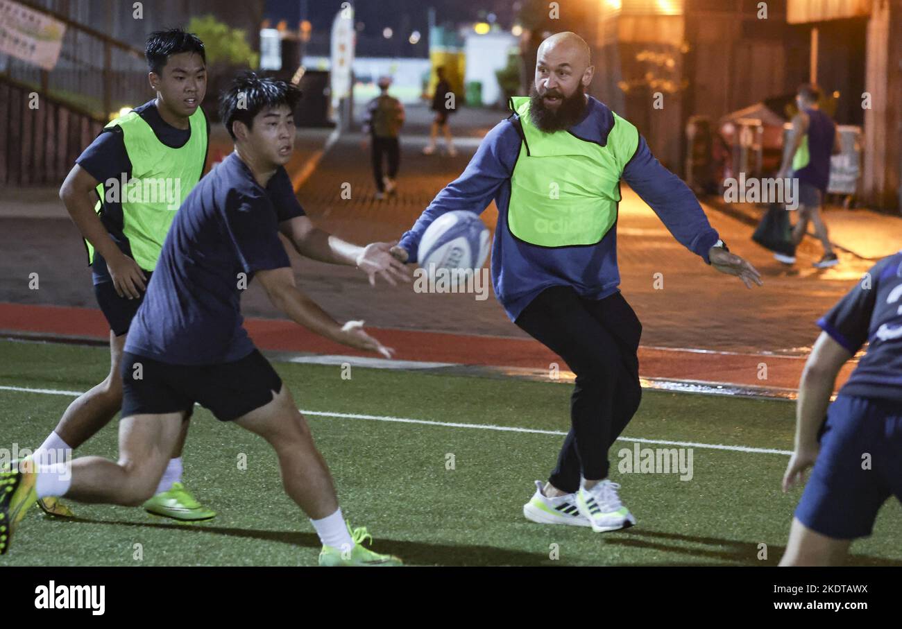 Derek Jamie Forbes (aka DJ Forbes), Botschafter für HKRU, nehmen Sie an einer Trainingseinheit mit einer Gruppe von Kindern im Happy Valley Teil. 03NOV22 SCMP/Edmond so Stockfoto