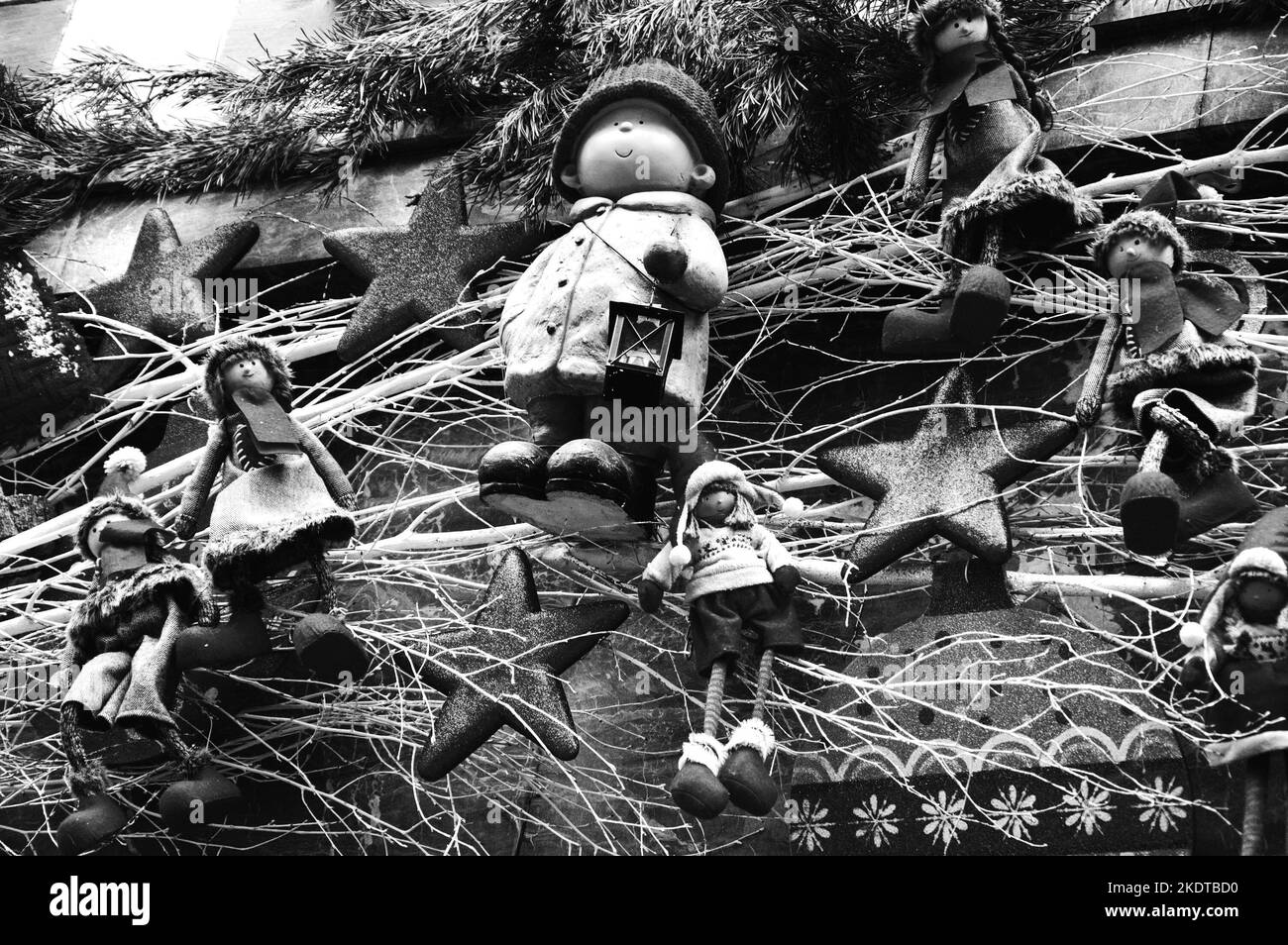 STRASSBURG, FRANKREICH - 20. DEZEMBER 2015: Weihnachtsdekoration mit lustigen Puppen in der mittelalterlichen Stadt Straßburg. Historisches Foto in Schwarzweiß Stockfoto