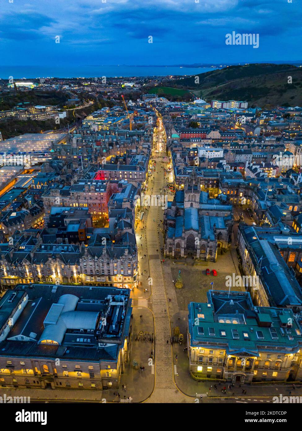 Luftaufnahme von Drohne bei Nacht der Royal Mile in der Altstadt von Edinburgh, Schottland, Großbritannien Stockfoto
