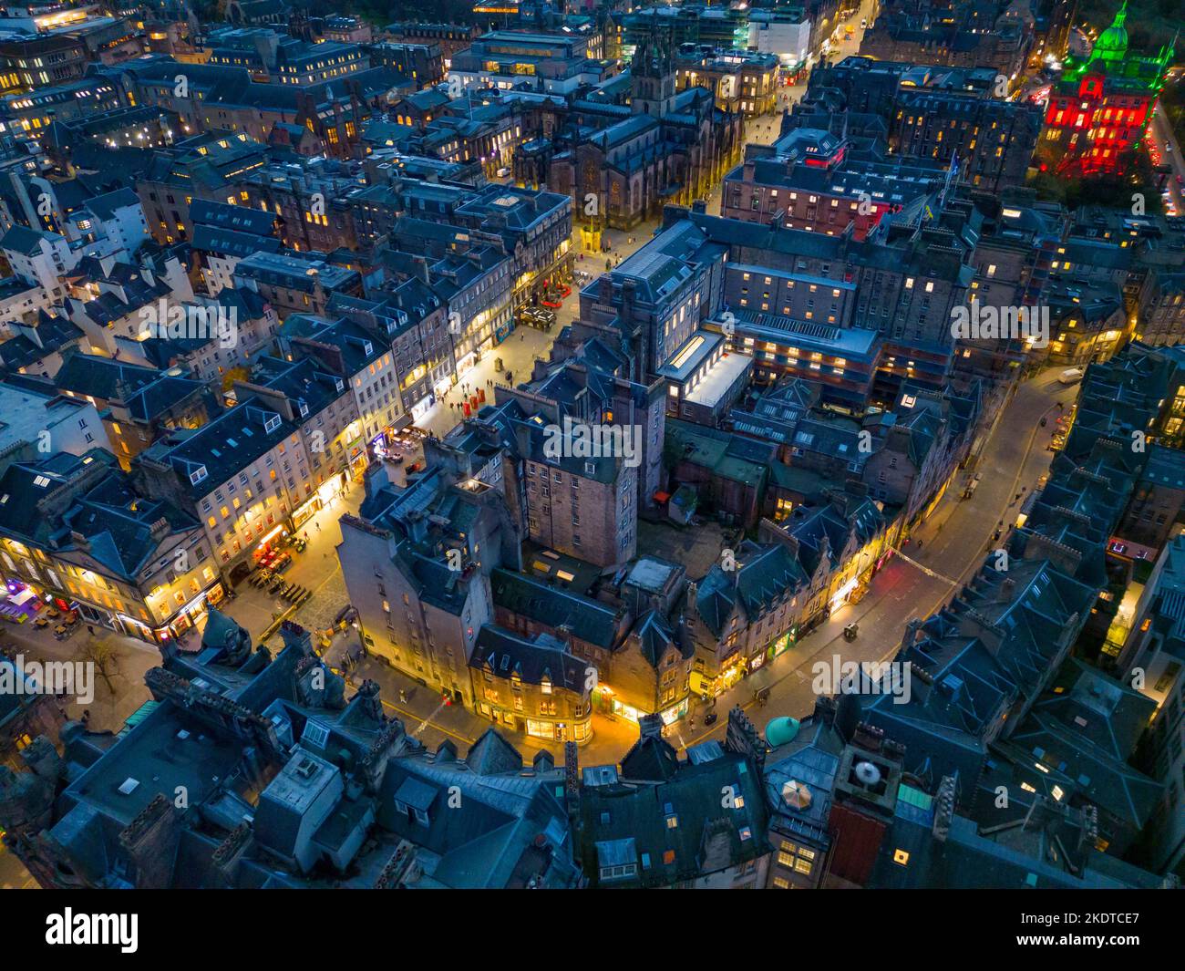 Luftaufnahme von Drohne bei Nacht der Royal Mile und Cockburn Street in der Altstadt von Edinburgh, Schottland, Großbritannien Stockfoto