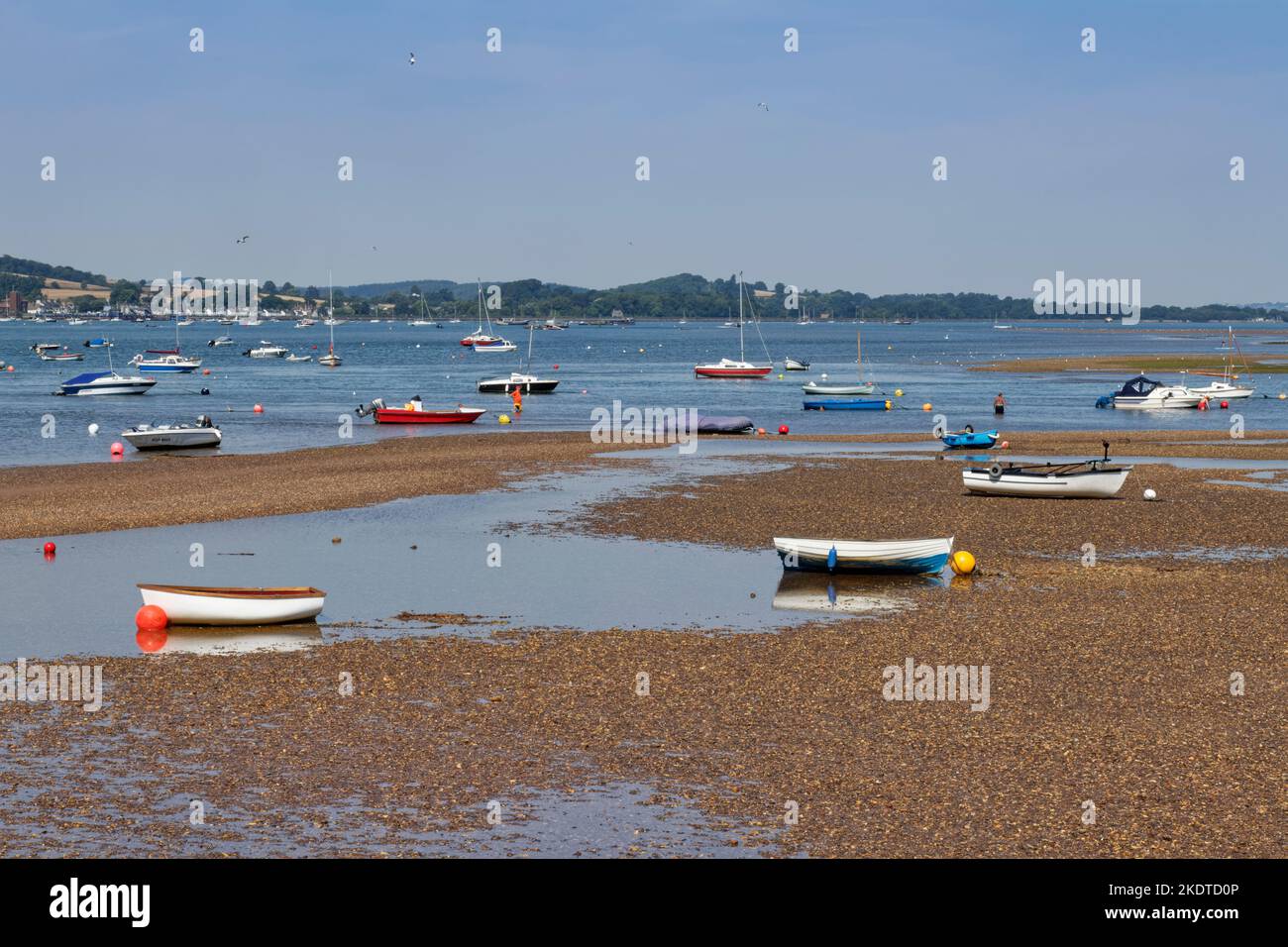 Die Boote vertäuten bei Ebbe am Shelly Beach an der Flussmündung, Exmouth, Devon, Großbritannien, August. Stockfoto