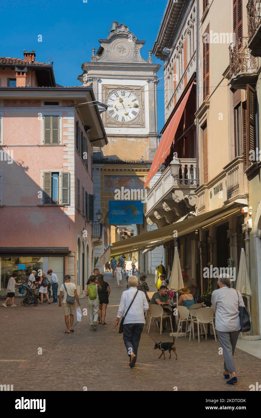 Salo Italien, Blick im Sommer auf die Menschen, die an exklusiven Geschäften vorbeilaufen, die sich auf jeder Seite der Via San Carlo in der malerischen Stadt am Gardasee in Salo, Italien, befinden Stockfoto