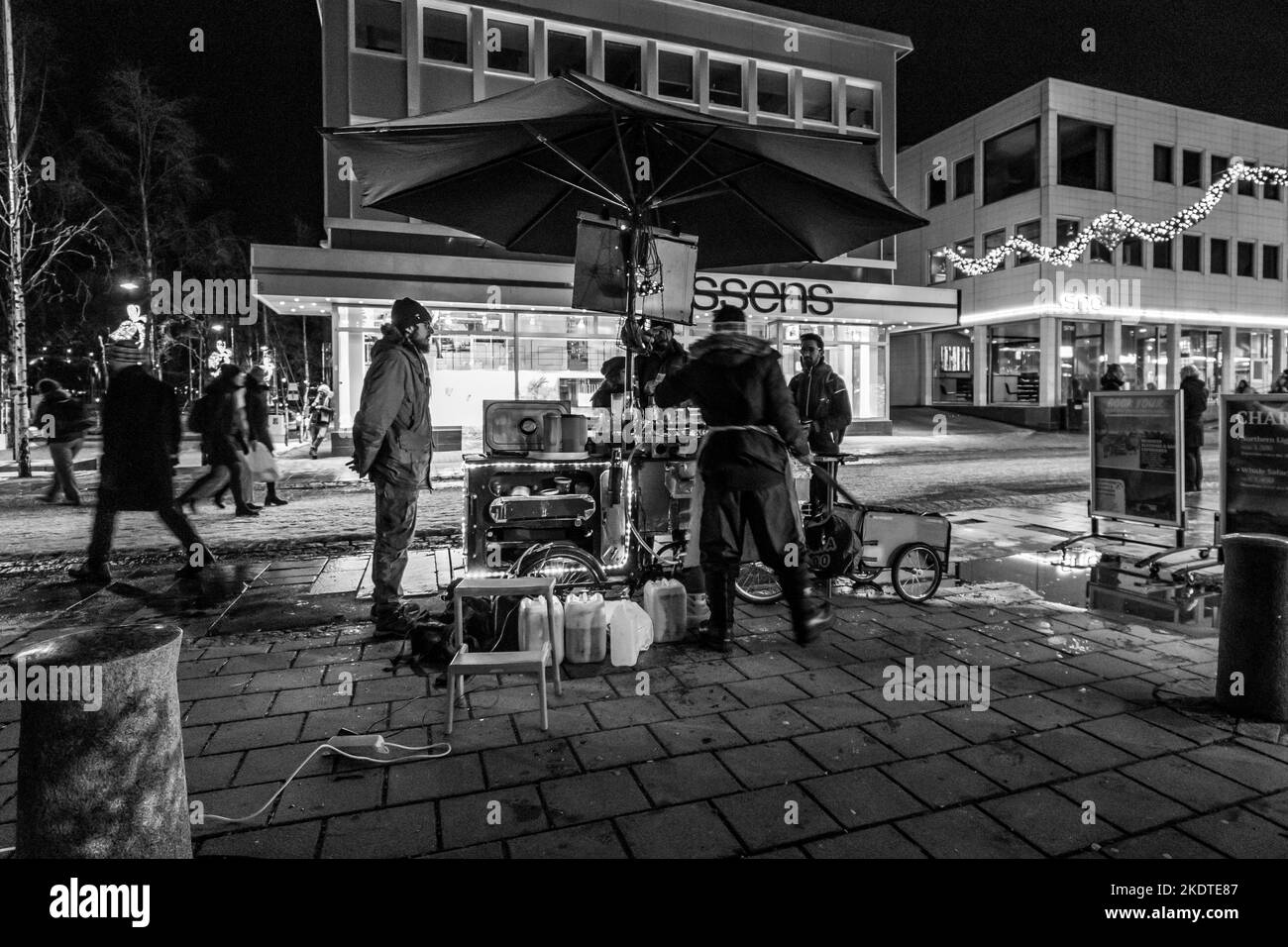 Verkaufsstand für warme Speisen in Tromso, Norwegen. Nachts im Winter mit festlichen Dekorationen Stockfoto