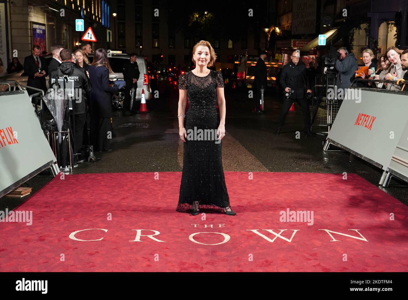 Lesley Manville kommt zur Weltpremiere der Crown-Serie fünf im Theatre Royal in London. Bilddatum: Dienstag, 8. November 2022. Stockfoto