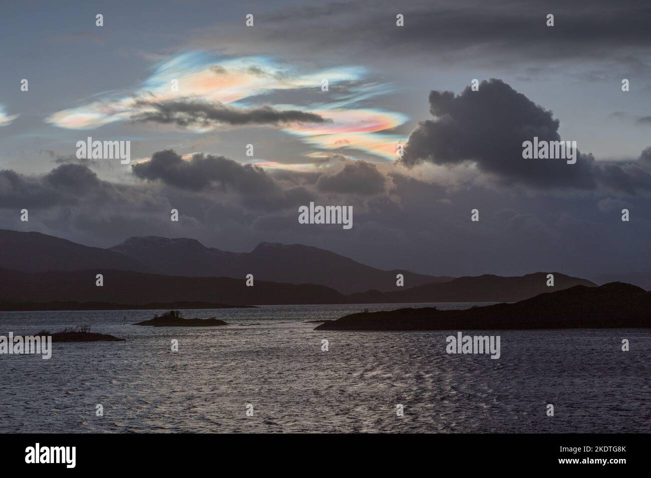 Nakreöse Wolken über dem frühen Morgenhimmel vor Westnorwegen, Skandinavien Stockfoto