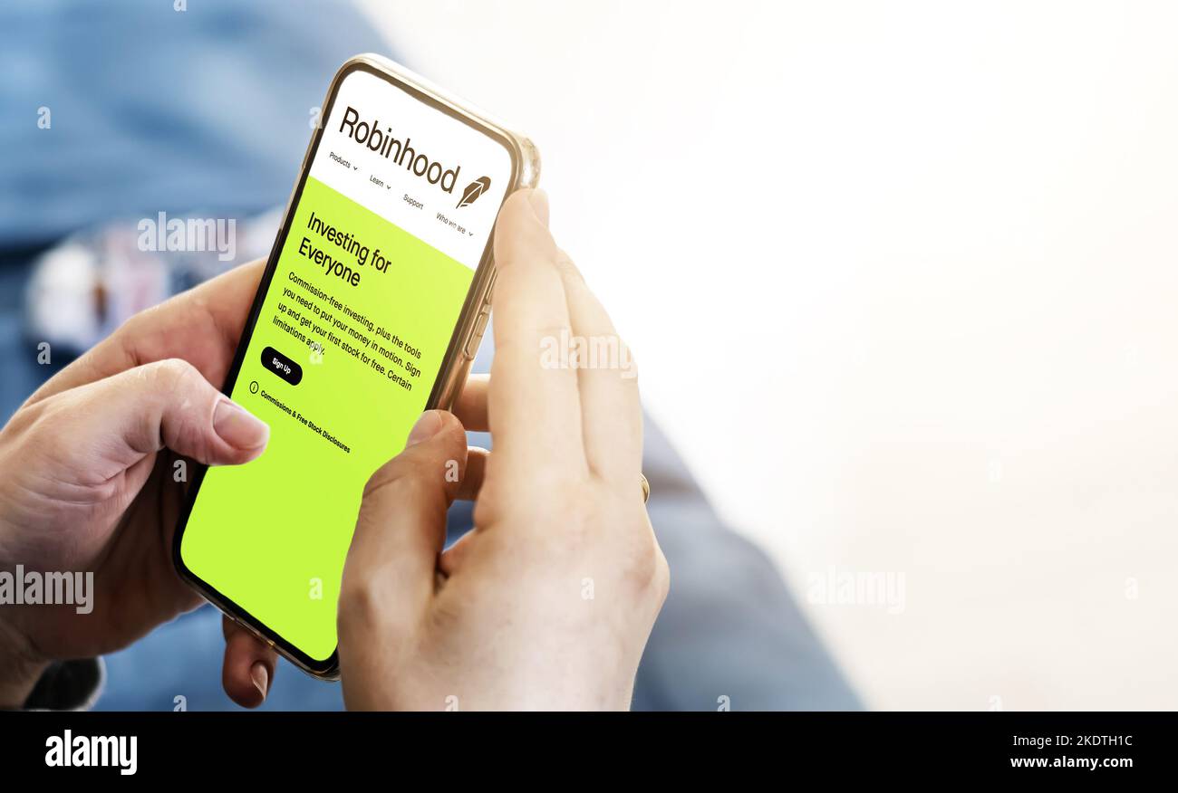 Menlo Park, CA, USA, April 2021: Weibliche Hände halten ein Smartphone mit der Robinhood App auf dem Bildschirm. Robinhood ist eine amerikanische Finanzdienstleistungscomp Stockfoto