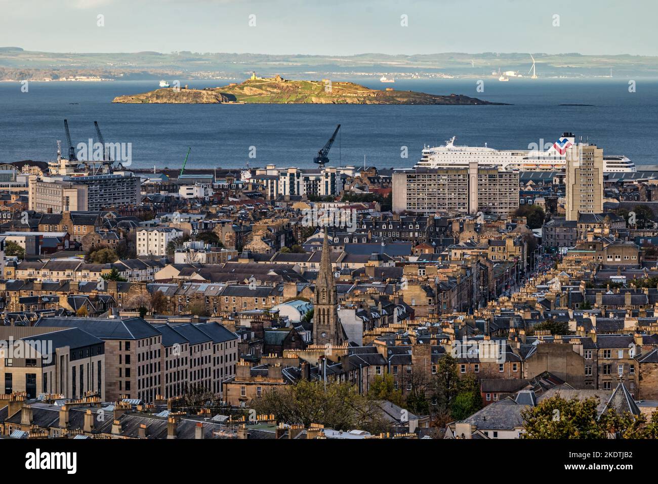 Blick über die Dächer zum Leith Walk, Inchkeith Island in Firth of Forth & MS Victoria Schiff, Edinburgh, Schottland, Großbritannien Stockfoto