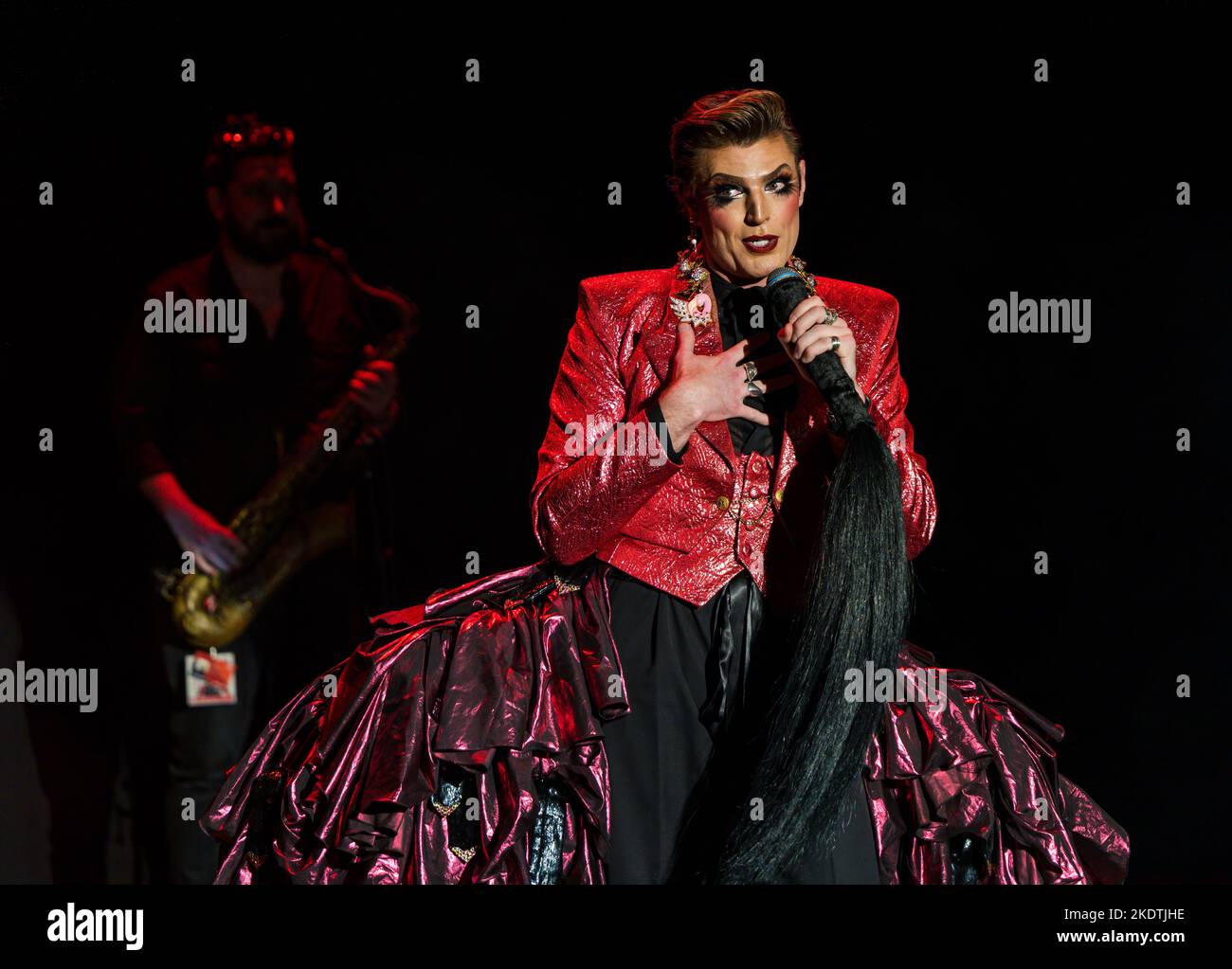 Entertainer und schwule Komikerin Reuben Kaye auf der Bühne des Edinburgh Festival Fringe, Schottland, Großbritannien Stockfoto