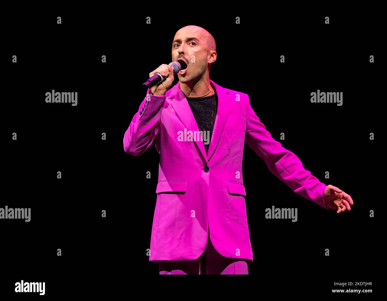 Komiker Rob Madge in pinkem Anzug, der während des Edinburgh Festival Fringe, Schottland, Großbritannien, auf der Bühne auftrat Stockfoto