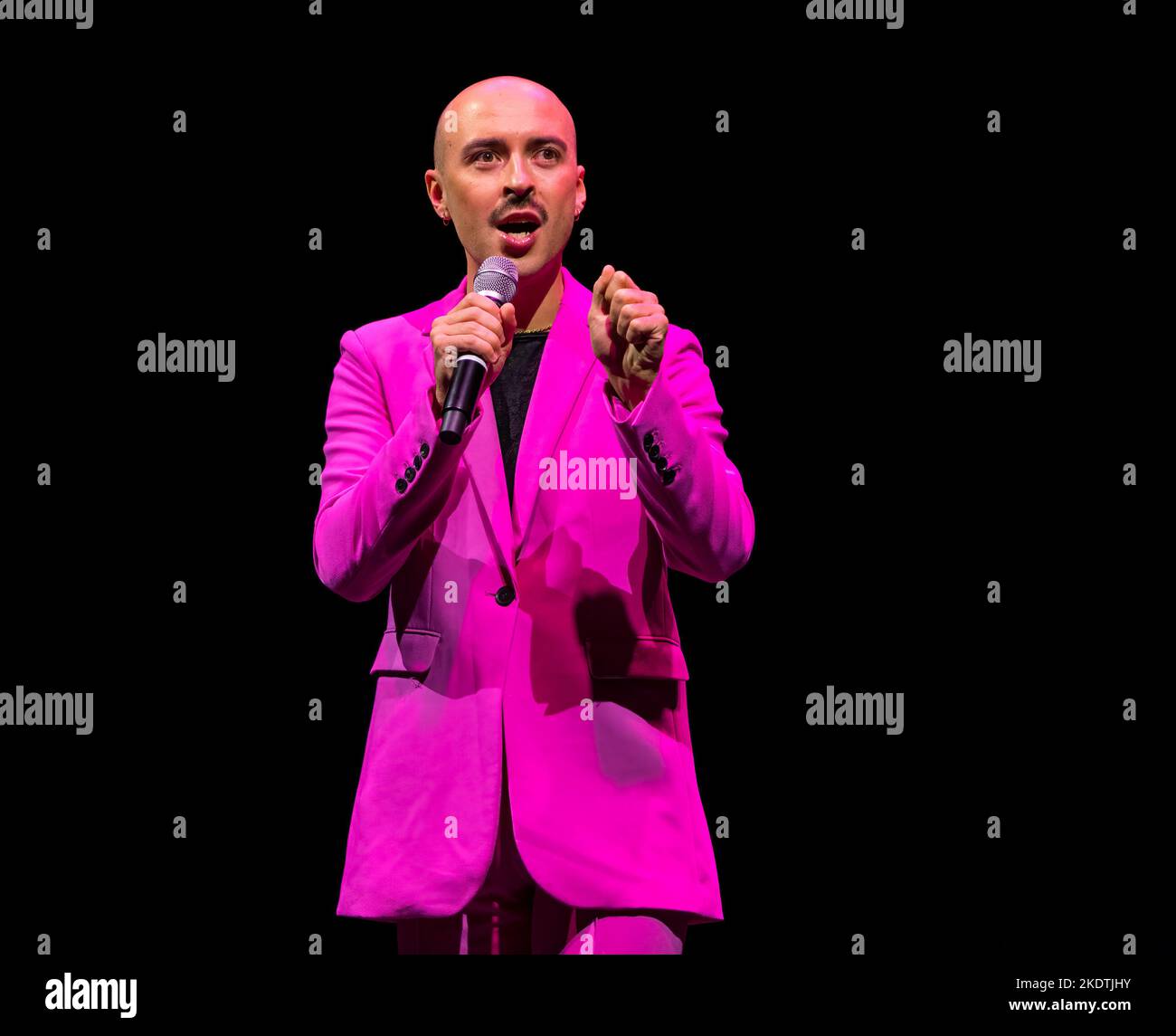 Komiker Rob Madge in pinkem Anzug, der während des Edinburgh Festival Fringe, Schottland, Großbritannien, auf der Bühne auftrat Stockfoto