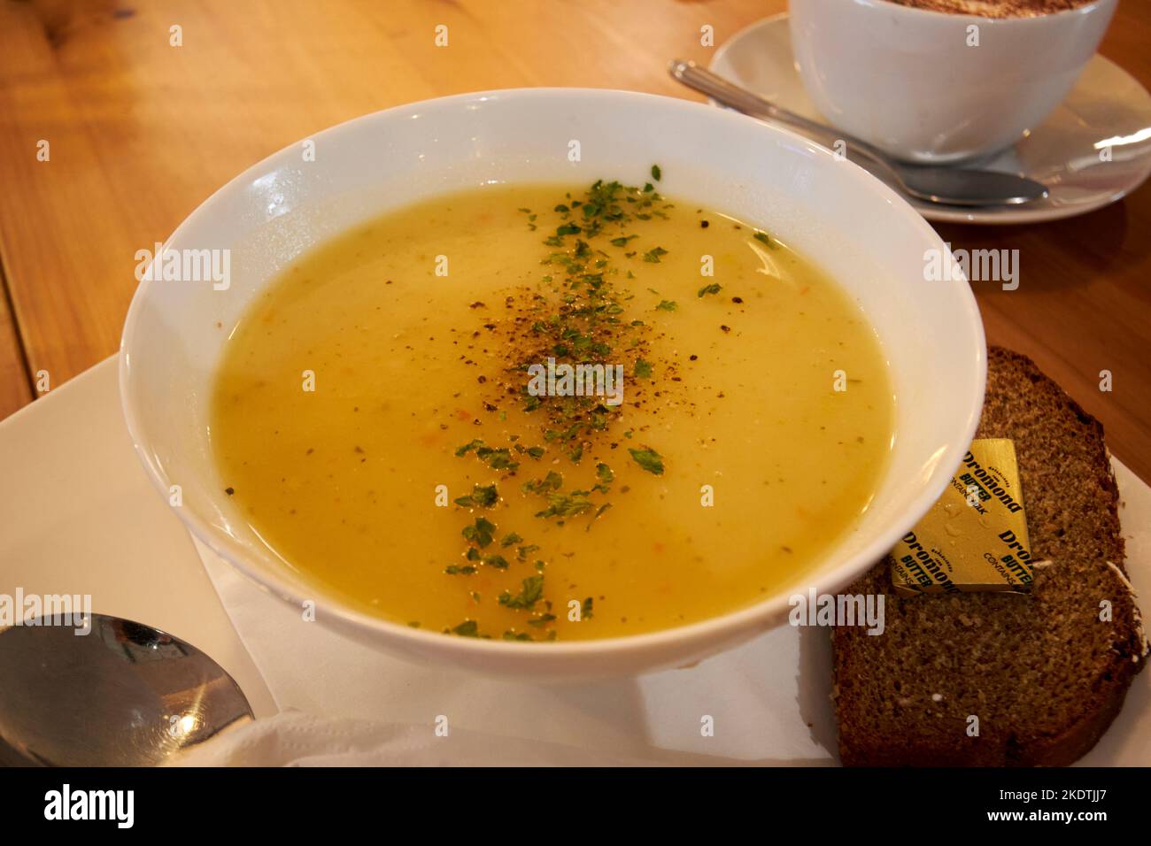 irische Kartoffel- und Lauch-Suppe mit Weizenbrot und Butter in einem Café in derry londonderry, Nordirland Stockfoto