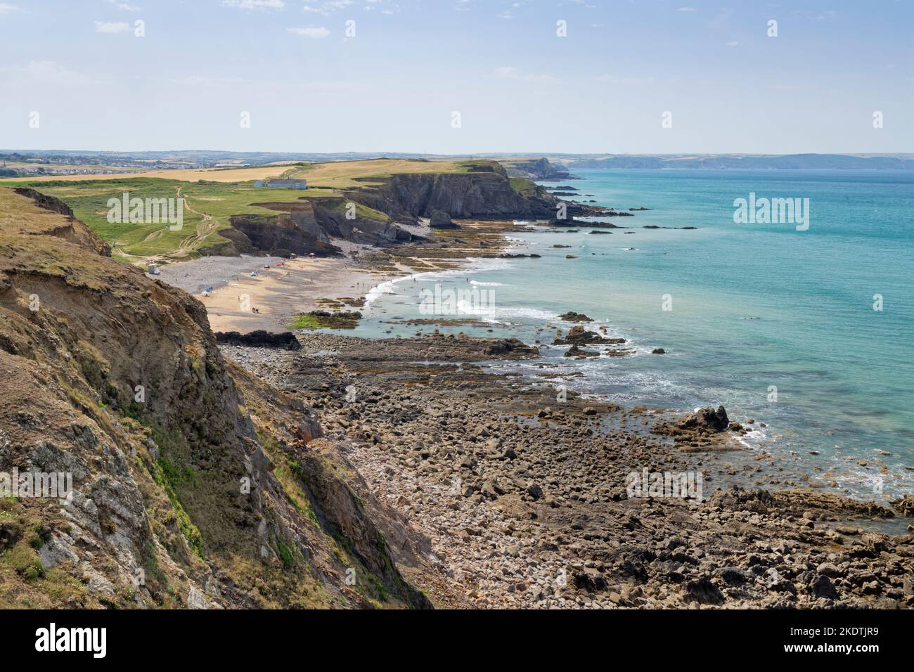 Blick vom SW-Küstenpfad am Menachurch Point des Northcott Mouth Beach und stark erodierte Klippen, die nach Süden in Richtung Bude, North Cornwall, Großbritannien, schauen Juli Stockfoto