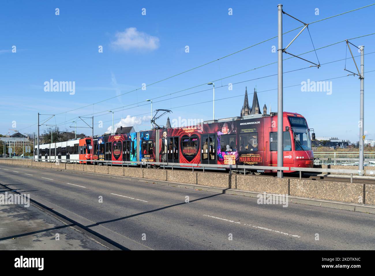 KVB-Straßenbahn auf der Deutz-Brücke in Köln Stockfoto