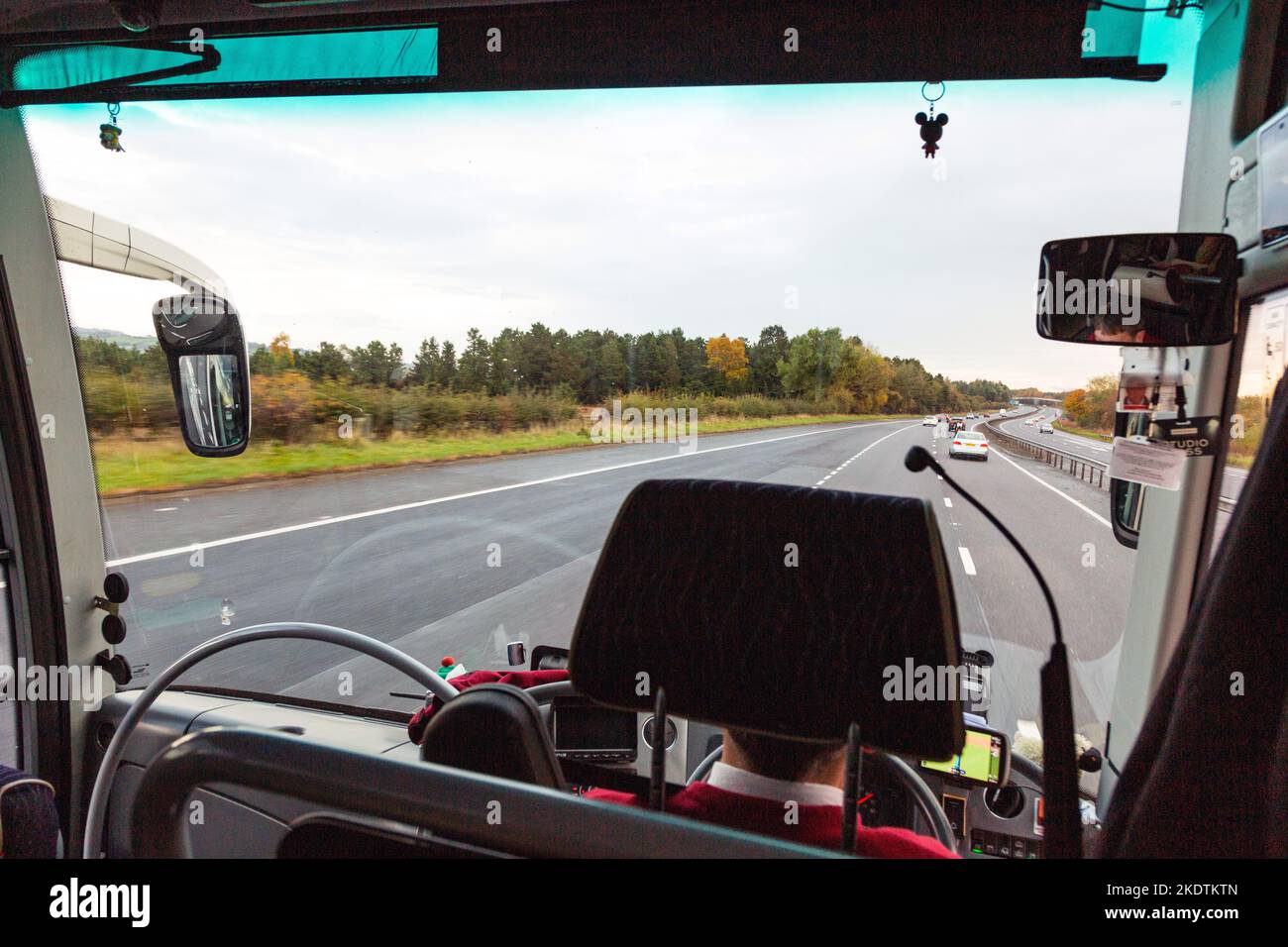 Busfahrt zwischen Glasgow und Edinburgh in Schottland, Großbritannien. Stockfoto