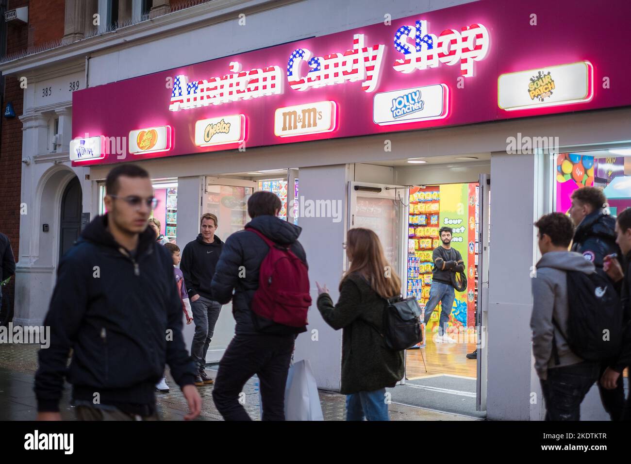 London, Großbritannien - 6. November 2022: American Candy Shop Schild an der geschäftigen Einkaufsstraße Oxford. Stockfoto