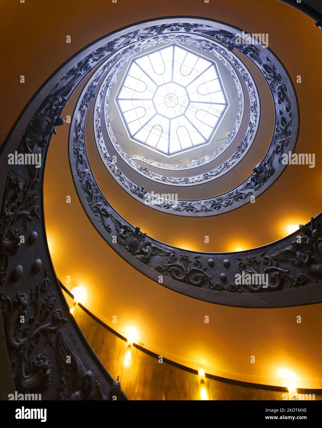 Italien. Latium. Rom. Vatikanische Museen. Die Bramante-Treppe ist eine berühmte monumentale Wendeltreppe (allegorische Doppel-Helicoidal), die als eine fungiert Stockfoto