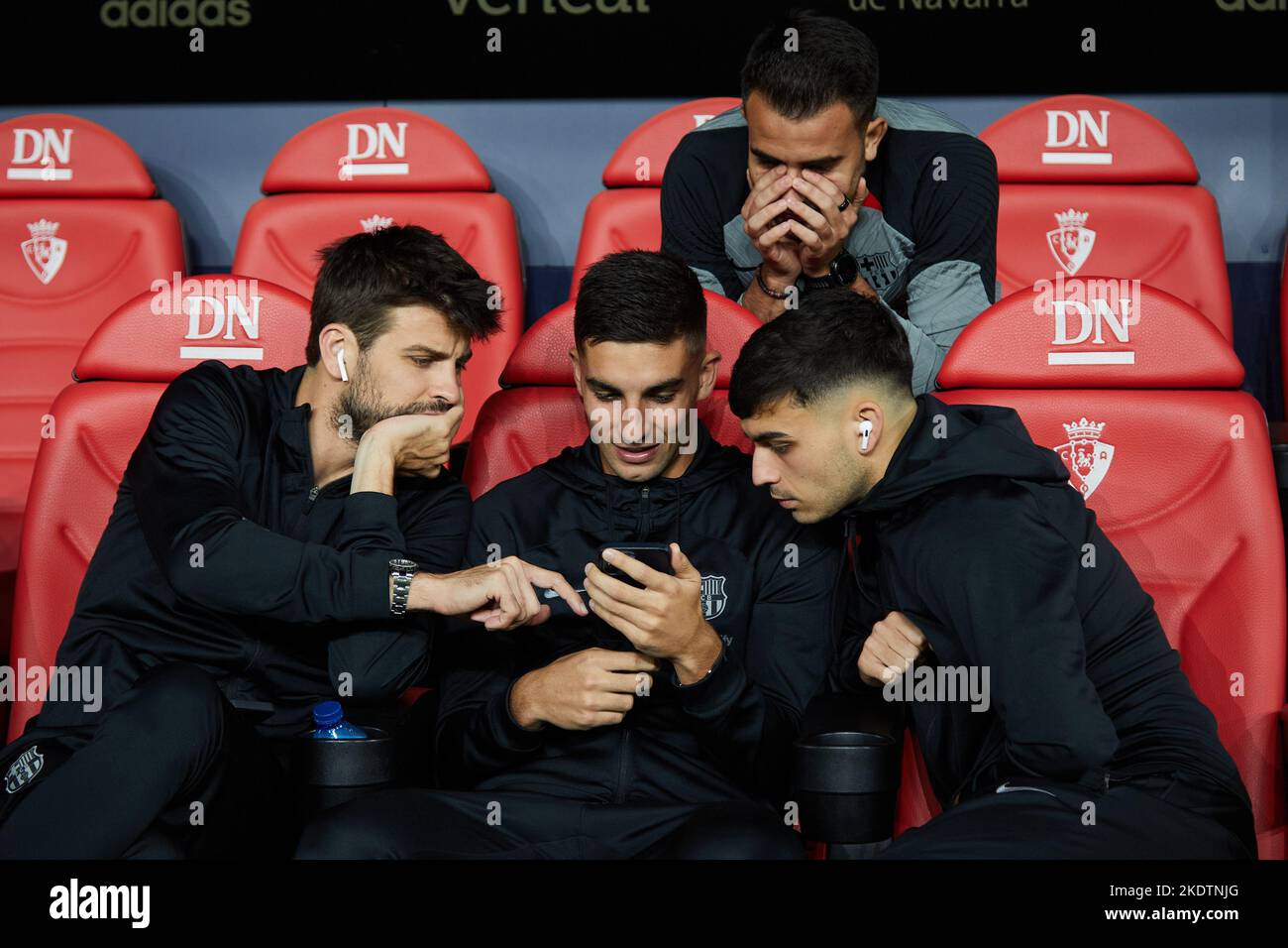 Pamplona, Spanien. 8.. November 2022. Fußball/Fußball. Gerard Piqué (links) mit Ferrán Torres (Mitte), Pedri (rechts) und Eric Garcia (oben), der in den Momenten vor seinem letzten Spiel als FC Barcelona-Spieler gegen Osasuna mit einem Smartphone auf der Bank im El Sadar-Stadion spielte. Kredit: Iñigo Alzugaray/Alamy Live Nachrichten Stockfoto