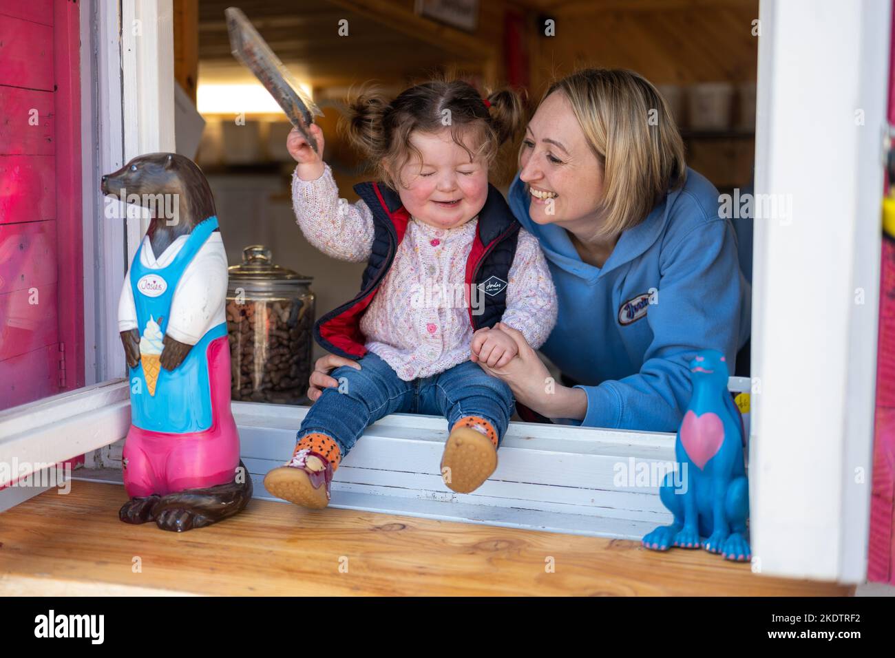 Das Unternehmen Jolly Roger mit Sitz in Bovey Tracey, Devon, Großbritannien, liefert hochwertiges Harz und 3D lebensgroße Modelle, Figuren und Repliken. Stockfoto