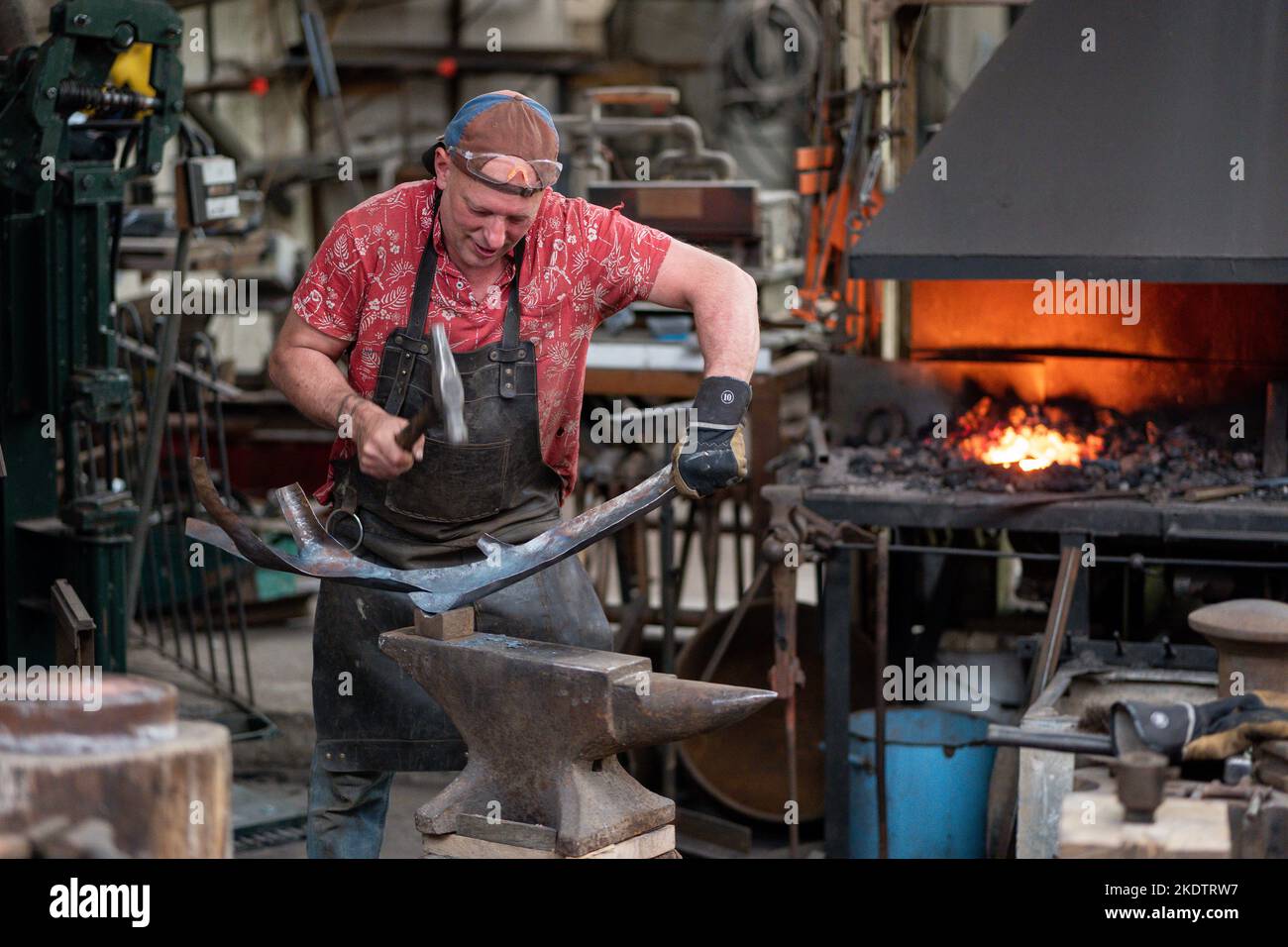 Matt Coe, ein Schmied, fotografiert auf Dartmoor, Devon, Großbritannien Stockfoto