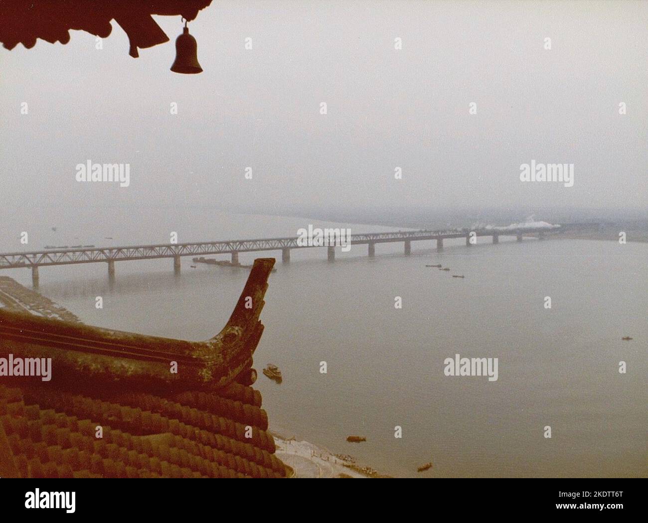 Ein Dampfzug überquert eine Brücke über den Qiantang-Fluss in Hangzhou, China, auf einem Foto, das von der Spitze der sechs-Harmonien-Pagode im Dezember 1981 aufgenommen wurde Stockfoto