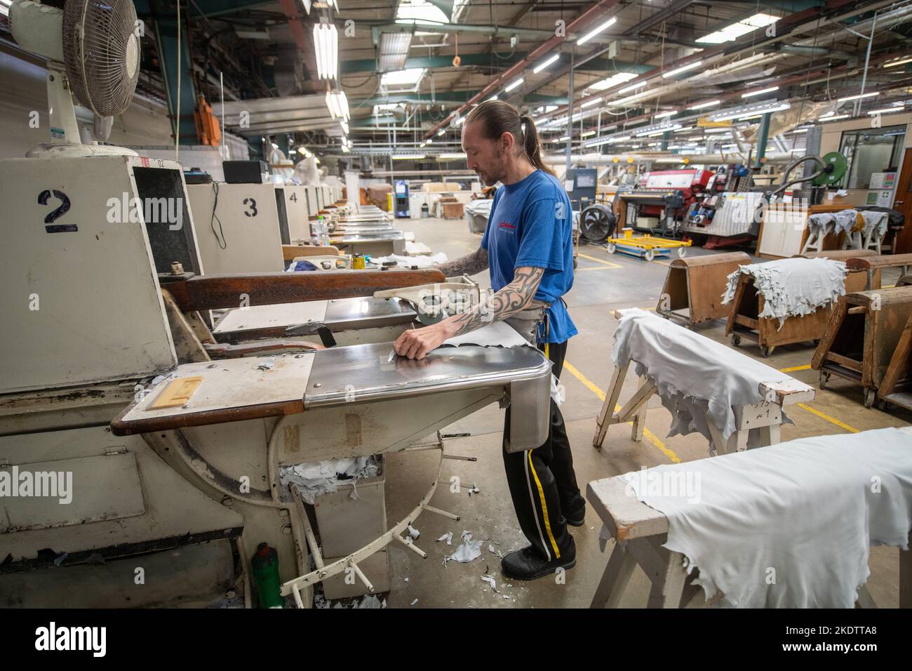 Bild Jim Wileman - Pittards Lederwarenfabrik, in Yeovil, Somerset. Stockfoto