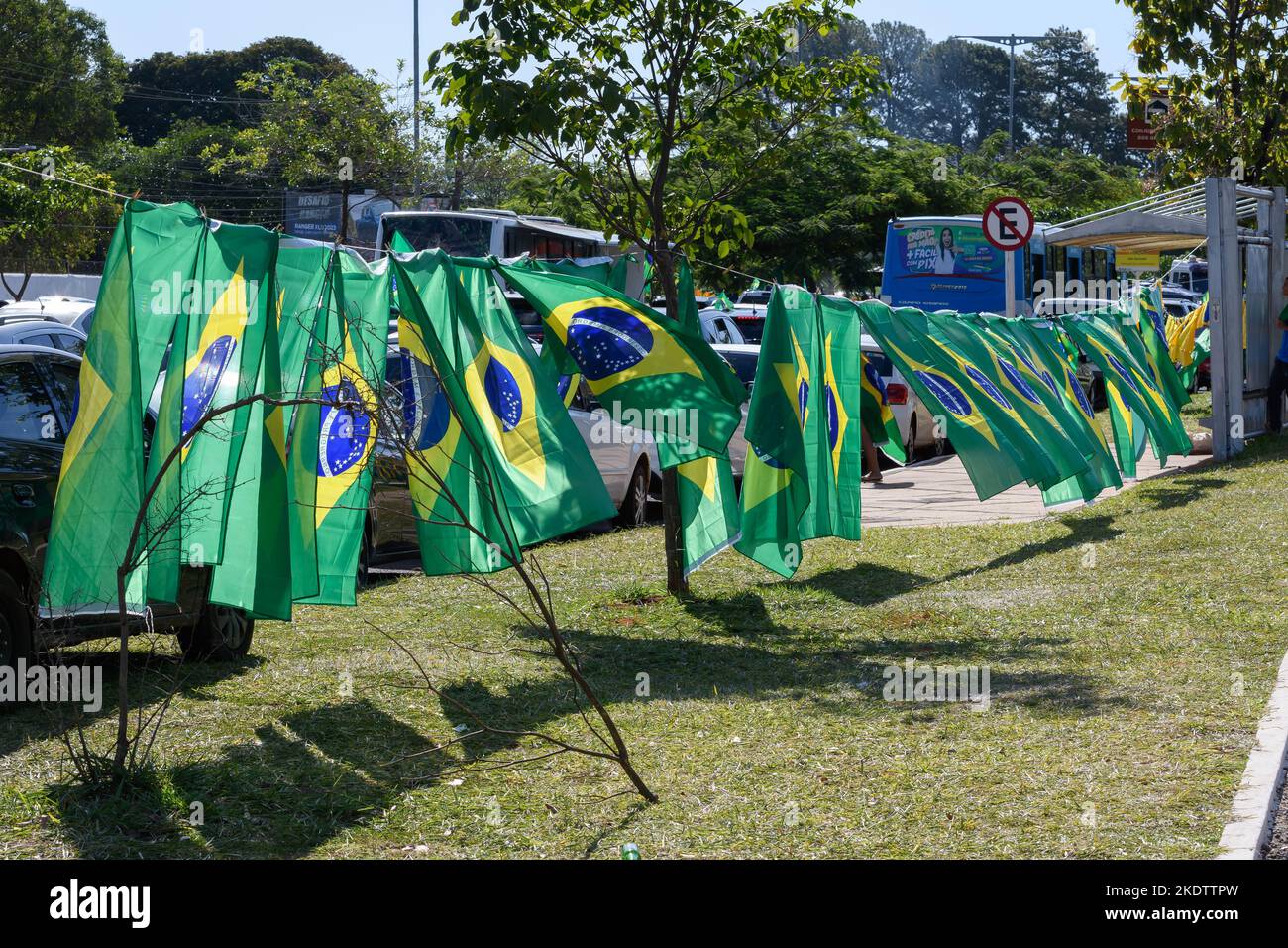 Campo Grande, MS, Brasilien - 06. November 2022: Brasilianische Flaggen werden während der Proteste gegen die Wahlergebnisse 2022 auf den Straßen verkauft. Stockfoto