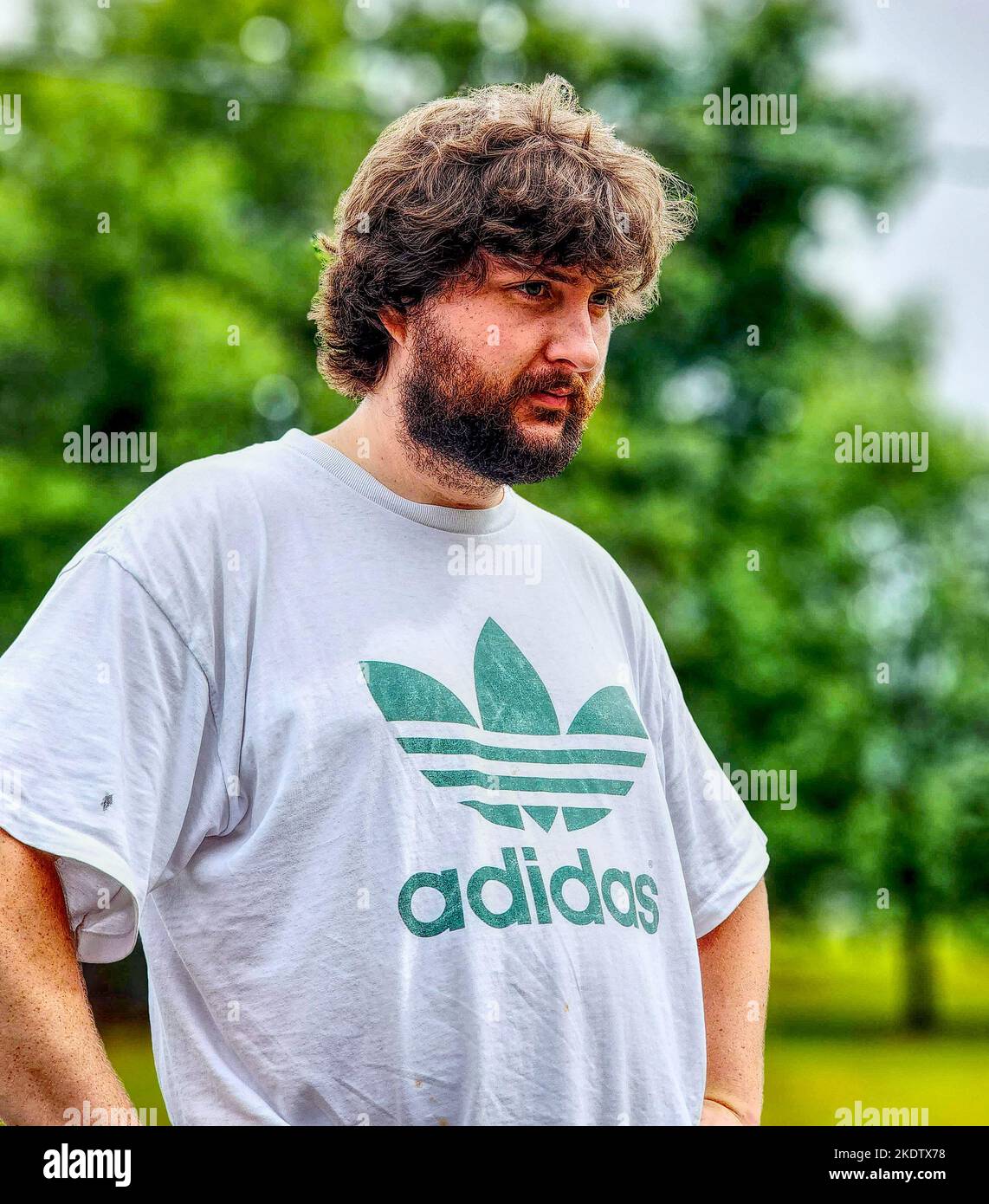 Ein junger Mann, Ende 20s, draußen an einem bewölkten Tag Stockfoto