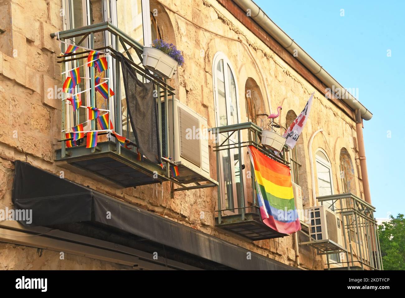 Schwule Flaggen auf einem Balkon, Jerusalem, Israel Stockfoto