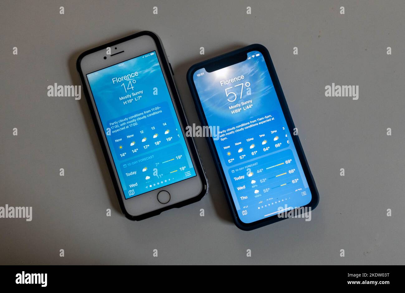 IPhone 7 und iPhone 12 zeigen das Wetter in Florenz, Italien, in der Wetter-App an Stockfoto