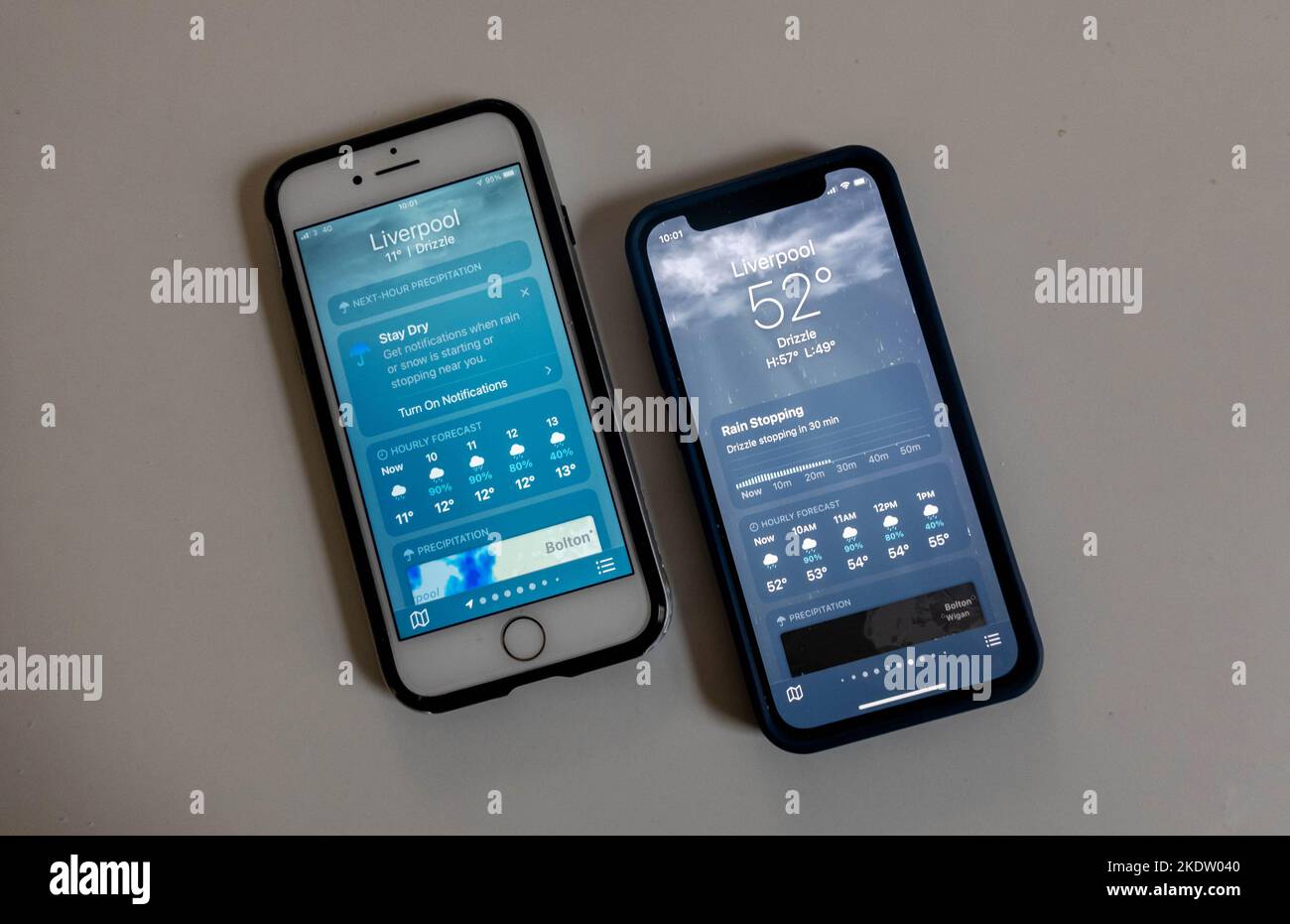 IPhone 7 und iPhone 12 zeigen Wetter-App Stockfoto