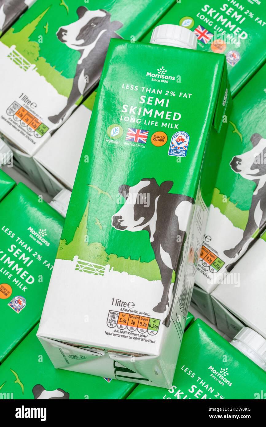 Nahaufnahme von Papierkartons aus Morrisons langlebiger, halbmagerter UHT-Milch mit eigenem Etikett. Für britische Lebensmittelprodukte, britische Milchindustrie, Milchproduktion Großbritannien. Stockfoto