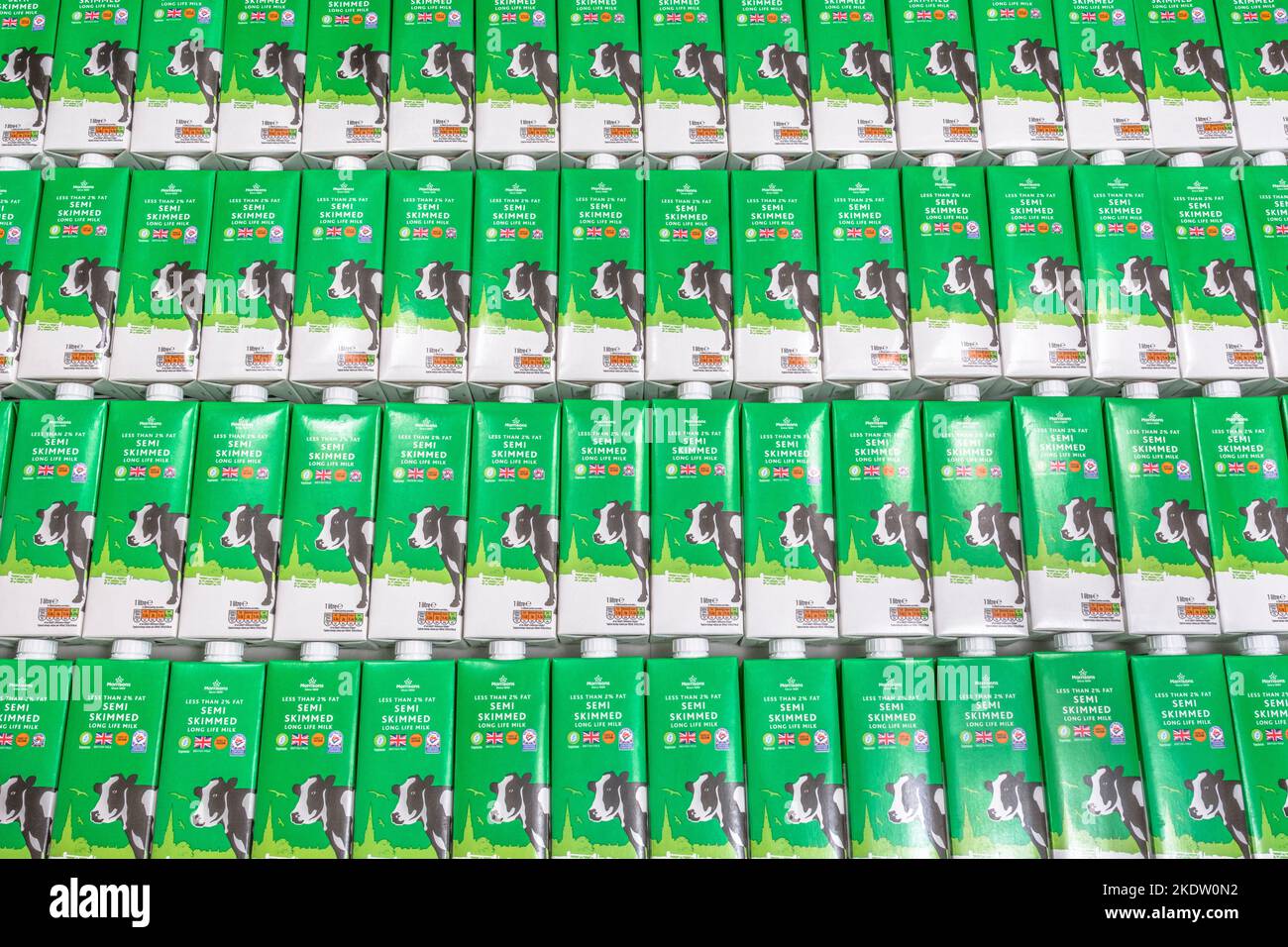 1-Liter-Papierkartons aus Morrisons langlebiger, halbmager Milch mit UHT-Eigenmarke. Für britische Lebensmittelprodukte, britische Milchindustrie, Lieferkettenkrise. Stockfoto